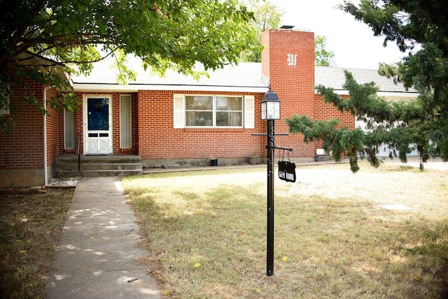 view of front of home with a front lawn