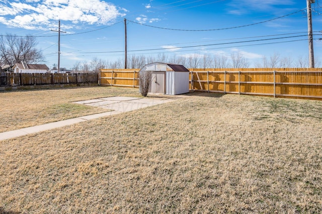 view of yard featuring a storage shed