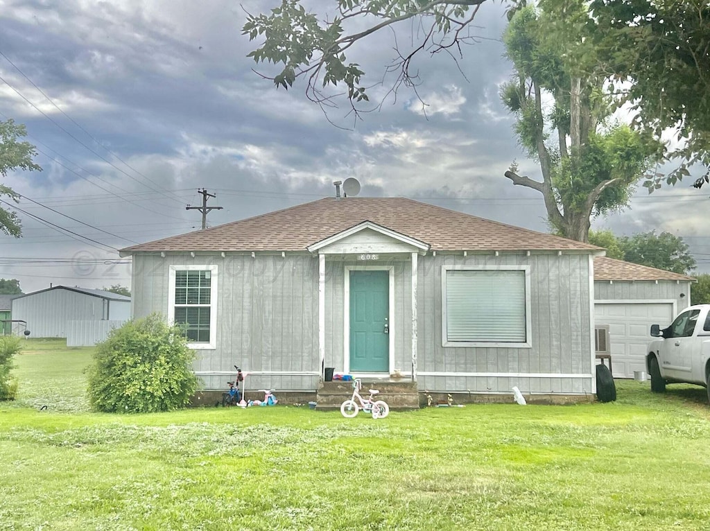 view of front of house featuring a front lawn