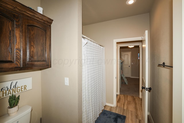 18150 19th St, Amarillo, TX 79124 - bathroom featuring wood finished floors, toilet, baseboards, recessed lighting, and curtained shower