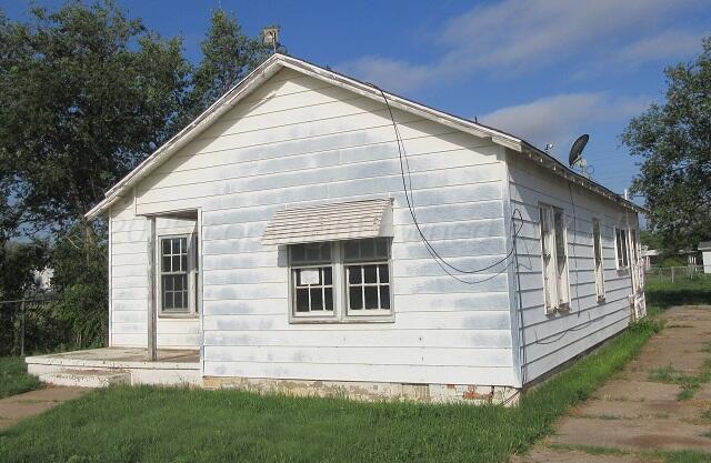 413 N Bowie Ave, Tulia, TX 79088 - view of side of home