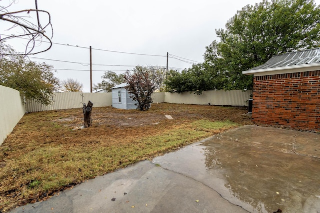 view of yard featuring a patio area