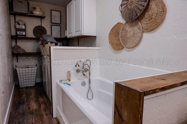 2211 N Aspen Dr, Pampa, TX 79065 - full bathroom featuring wood finished floors and a garden tub