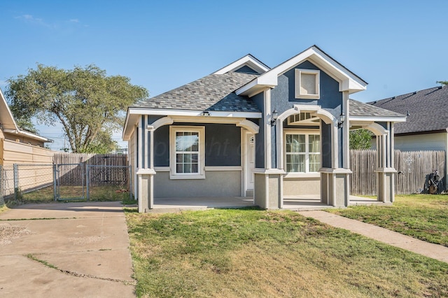 view of front of house featuring a front lawn