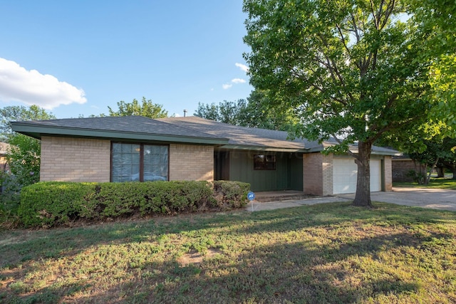 ranch-style home featuring a front lawn and a garage