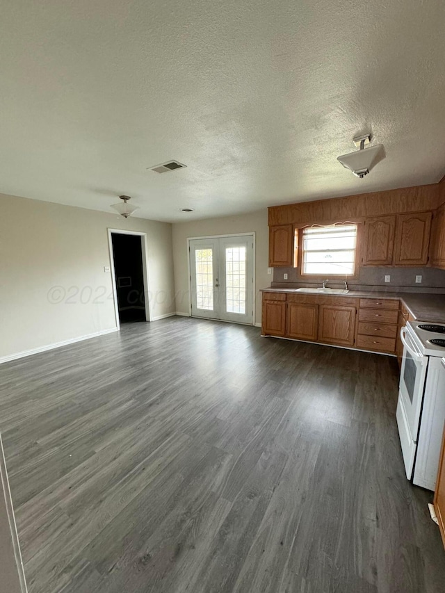 kitchen featuring sink, ceiling fan, a textured ceiling, white electric range oven, and dark hardwood / wood-style flooring