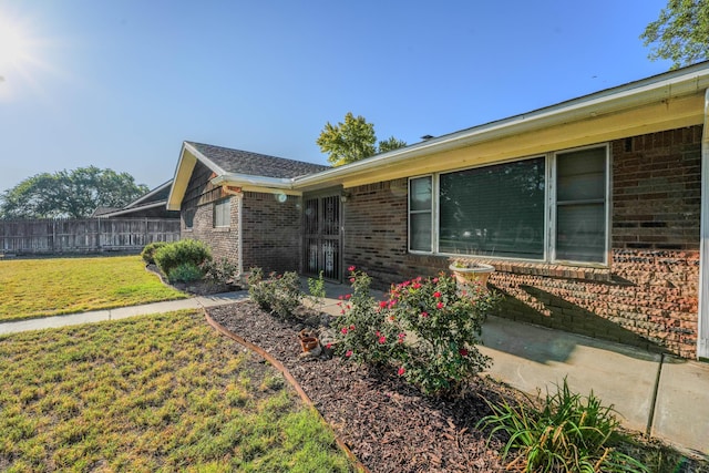 view of front of home featuring a front yard