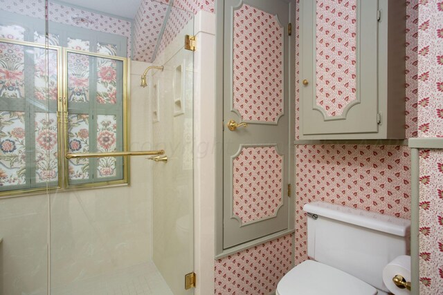 4321 Emil Ave, Amarillo, TX 79106 - full bath with a stall shower, toilet, and wallpapered walls