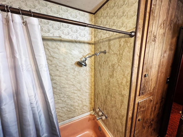 full bath with shower / tub combo with curtain