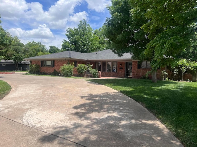 6201 Adirondack Trl, Amarillo, TX 79106 - ranch-style house featuring a front lawn, brick siding, and curved driveway