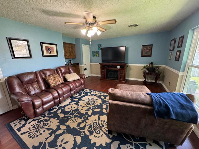 7204 SW 39th Ave, Amarillo, TX 79109 - living area with wood finished floors, a textured ceiling, and ceiling fan