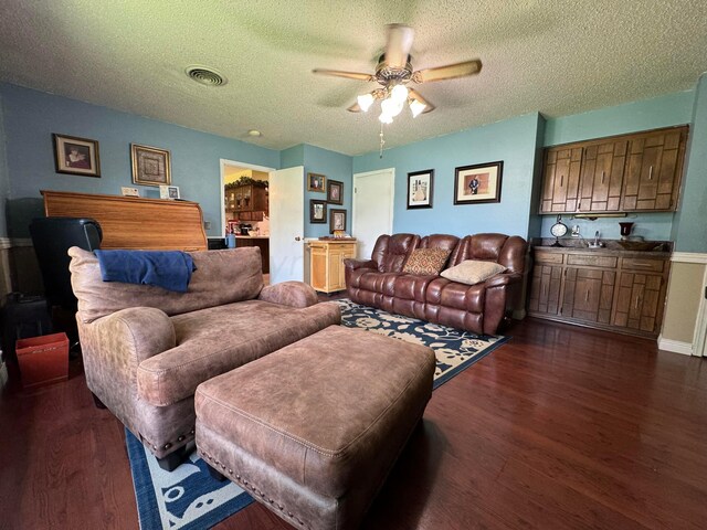 7204 SW 39th Ave, Amarillo, TX 79109 - living area featuring dark wood finished floors, a textured ceiling, and ceiling fan