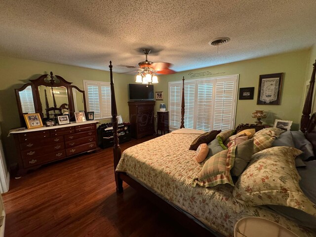 7204 SW 39th Ave, Amarillo, TX 79109 - bedroom featuring dark wood-style floors, a textured ceiling, and ceiling fan