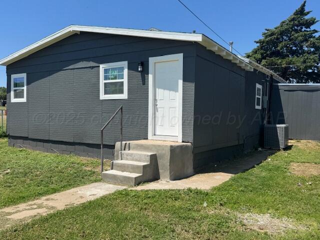 1602 N Hughes St, Amarillo, TX 79107 - rear view of house featuring a yard