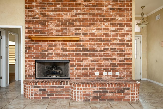 room details with crown molding, baseboards, and visible vents