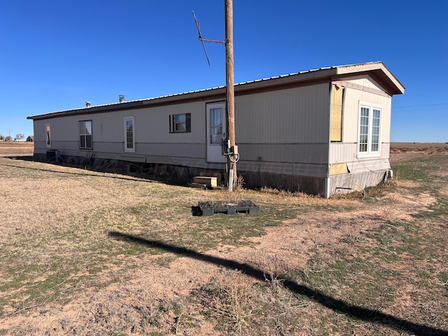 view of side of property featuring a yard