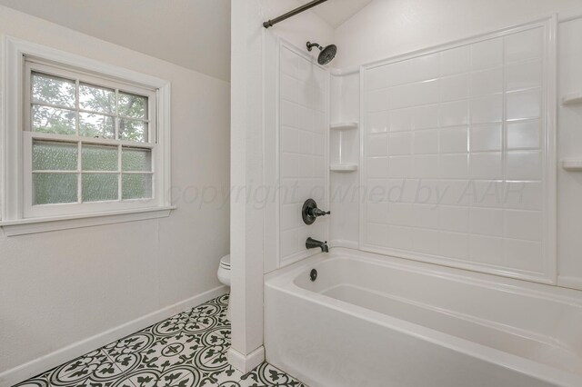 2421 Duncan St, Pampa, TX 79065 - full bath featuring toilet, baseboards, and  shower combination