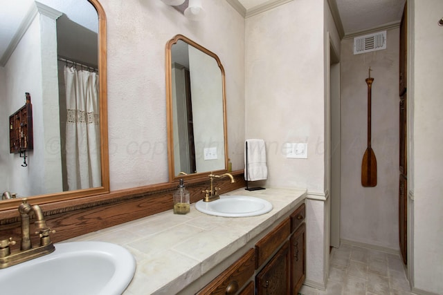 907 Broadmoor St, Amarillo, TX 79106 - full bath featuring double vanity