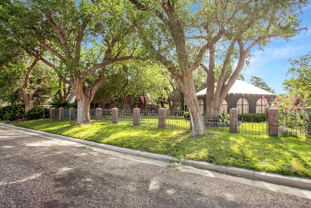 907 Broadmoor St, Amarillo, TX 79106 - view of front of property with a fenced front yard and stucco siding