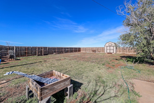 view of yard featuring a storage shed