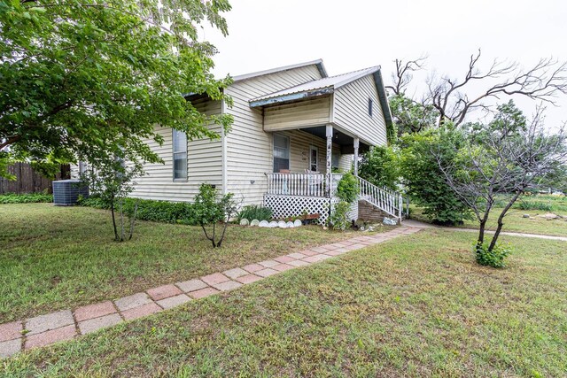1010 E 3rd St, Clarendon, TX 79226 - bungalow-style house featuring a porch and central air condition unit