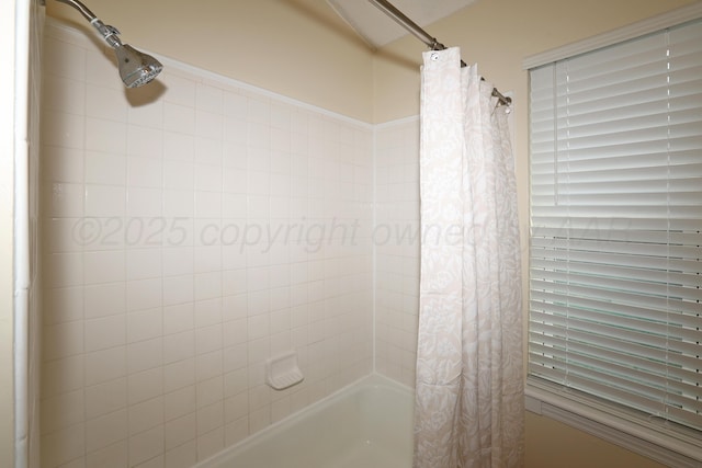 7426 Jameson Dr, Amarillo, TX 79121 - full bath featuring shower / tub combo with curtain