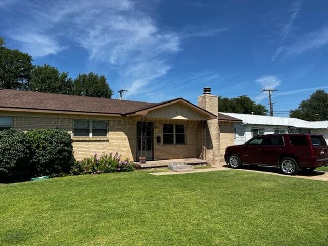 ranch-style house featuring a front yard