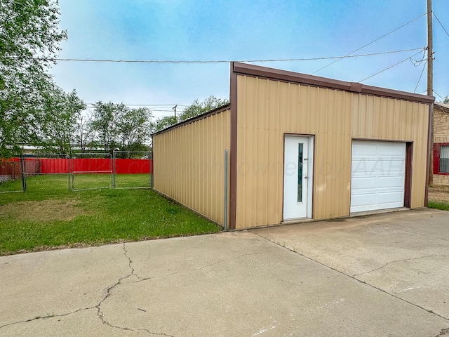 600 S Mcgee St, Borger, TX 79007 - view of outbuilding featuring an outbuilding, driveway, and fence