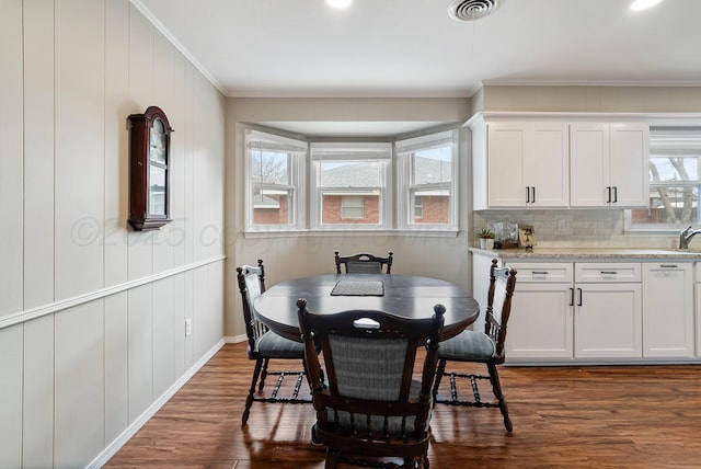dining area with visible vents, ornamental molding, dark wood-style flooring, and baseboards