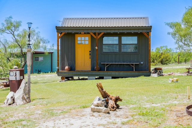 view of front facade featuring an outbuilding and a front lawn