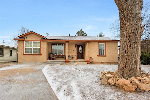 1522 Maple St, Amarillo, TX 79107 - ranch-style house with a porch and stucco siding