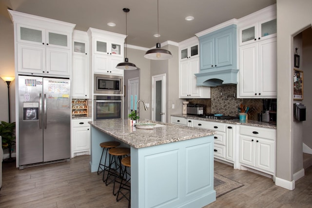 9191 E Strawberry Fields Dr, Canyon, TX 79119 - kitchen with stainless steel appliances, a sink, decorative backsplash, wood finished floors, and recessed lighting