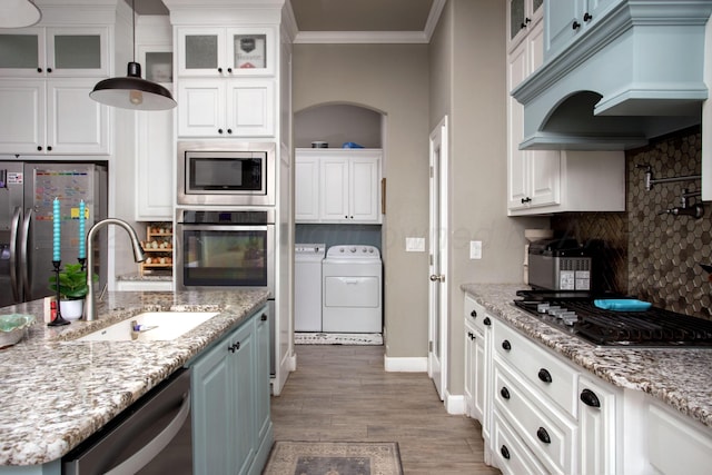9191 E Strawberry Fields Dr, Canyon, TX 79119 - kitchen featuring a sink, appliances with stainless steel finishes, independent washer and dryer, white cabinetry, and tasteful backsplash