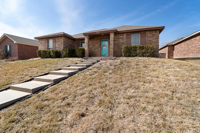 single story home featuring a front yard