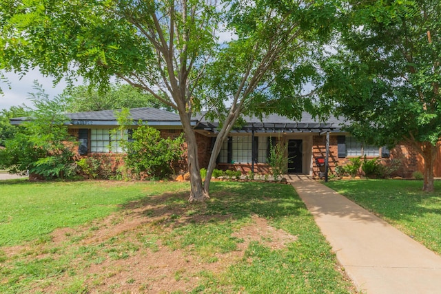 single story home featuring a front yard