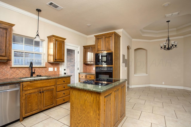 kitchen featuring tasteful backsplash, sink, black appliances, a chandelier, and a kitchen island