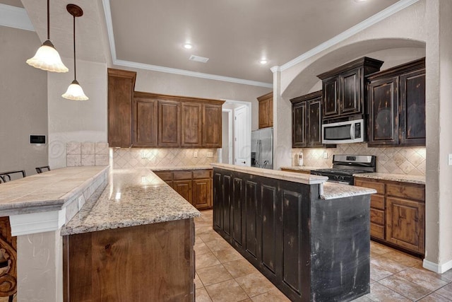 8313 Irvington Ct, Amarillo, TX 79119 - kitchen with stainless steel appliances, a peninsula, a kitchen island, tasteful backsplash, and crown molding