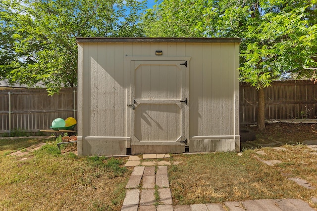 view of outdoor structure featuring a yard