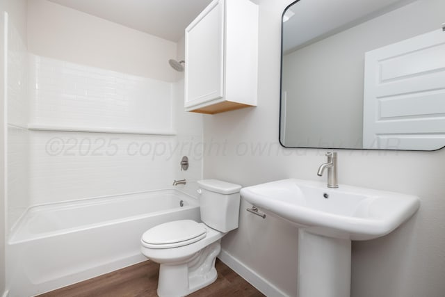 8907 Bandit Dr, Amarillo, TX 79124 - bathroom with wood finished floors, toilet, bathtub / shower combination, and baseboards