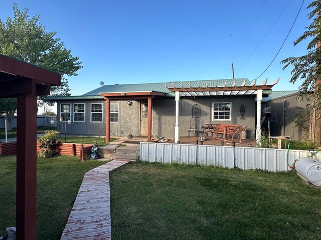 view of front of property with a front lawn