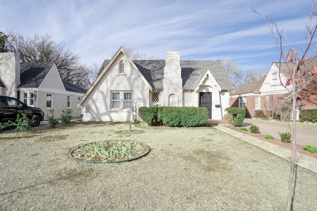 view of front of house with a front lawn