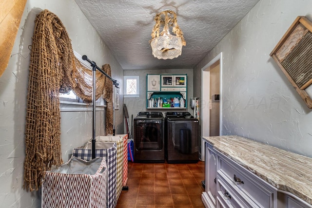 kitchen with washer and clothes dryer, gray cabinets, a textured wall, an inviting chandelier, and a textured ceiling