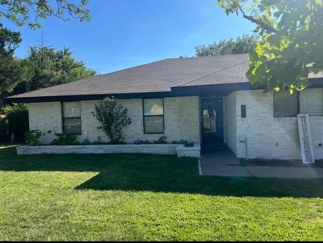 ranch-style house featuring a front lawn