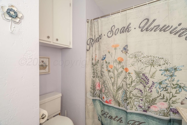 3000 Fleetwood Dr, Amarillo, TX 79109 - full bathroom with toilet and curtained shower