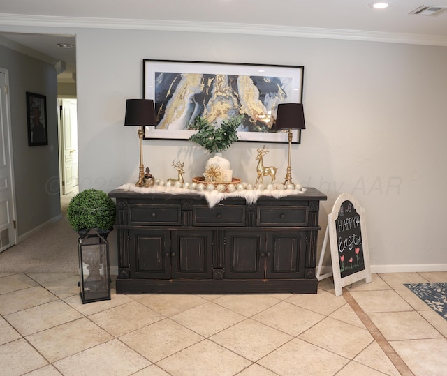 210 Ranger St, Hereford, TX 79045 - detailed view of ornamental molding and recessed lighting