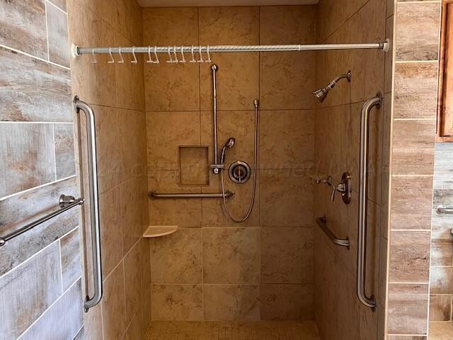 bathroom featuring a tile shower