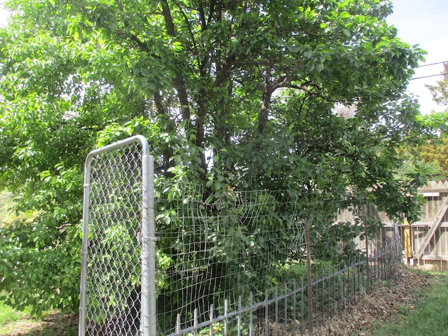 gate featuring fence