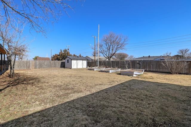 view of yard featuring a shed