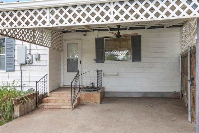 property entrance with a ceiling fan