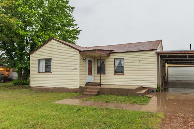 507 Aaron Rd, Fritch, TX 79036 - ranch-style home with concrete driveway, a front yard, and an attached carport